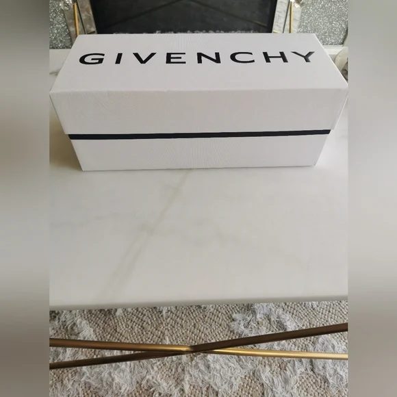 Givenchy box (empty) - Picture 2 of 4
